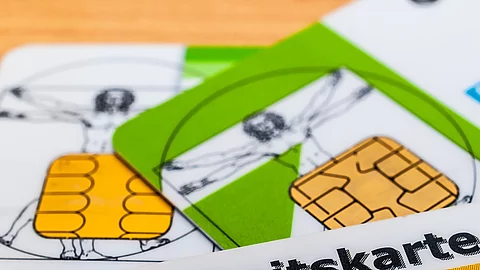 Gesundheitskarte Mehrere Gesundheitskarten liegen übereinander.
