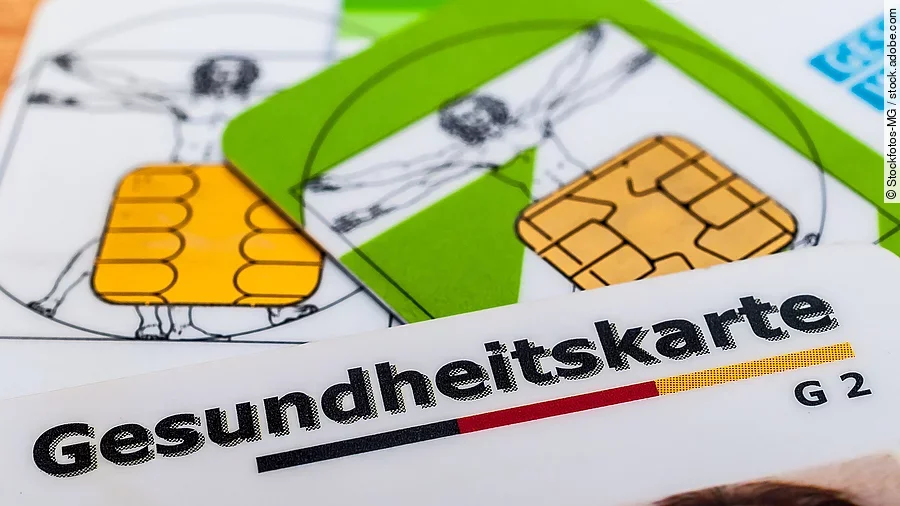 Mehrere Gesundheitskarten liegen übereinander.