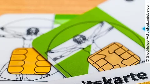 Mehrere Gesundheitskarten liegen übereinander.