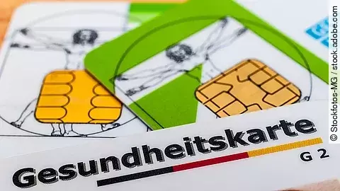 Mehrere Gesundheitskarten liegen übereinander.