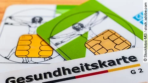 Mehrere Gesundheitskarten liegen übereinander.