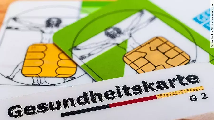 Mehrere Gesundheitskarten liegen übereinander.
