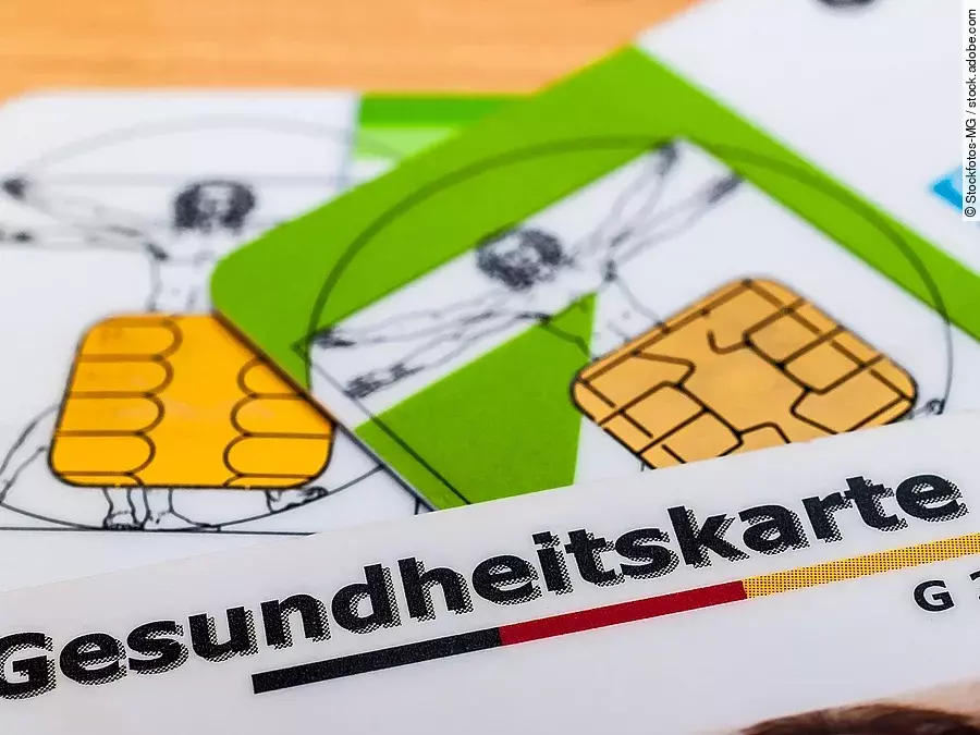 Gesundheitskarte Mehrere Gesundheitskarten liegen übereinander.