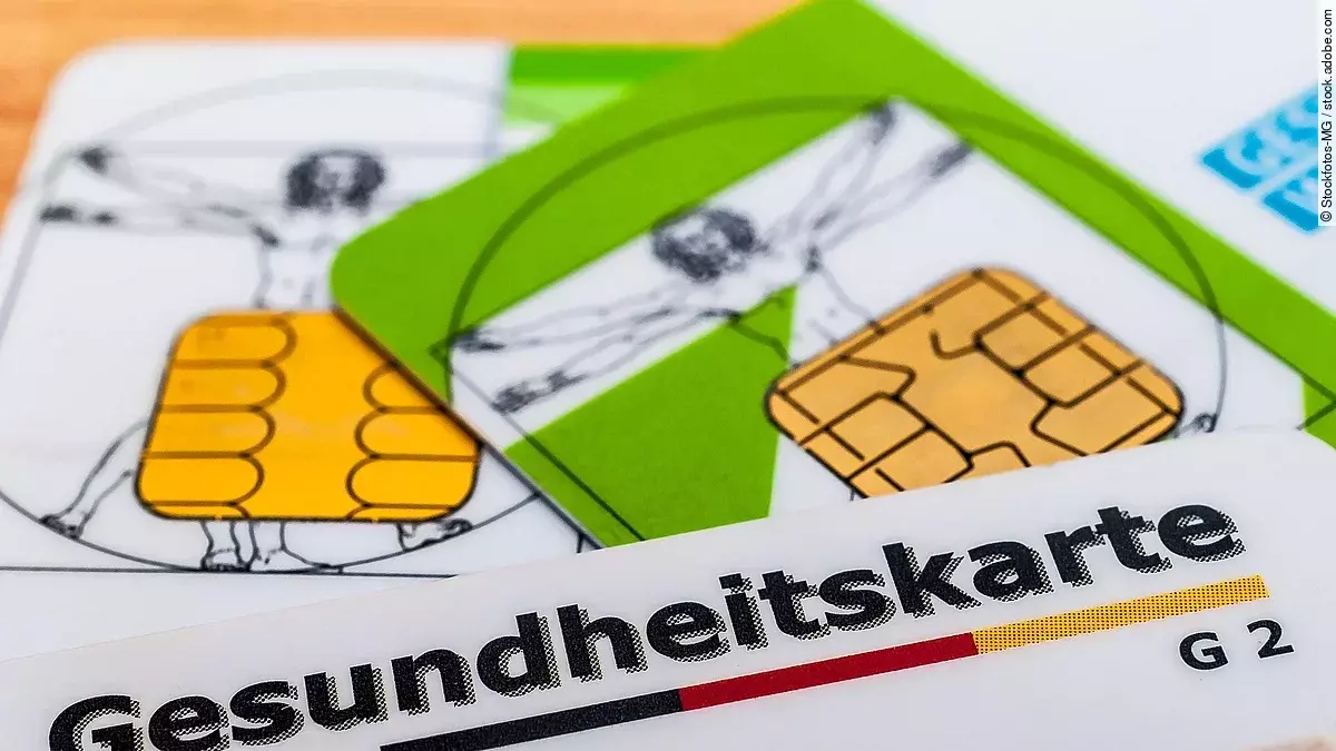 Mehrere Gesundheitskarten liegen übereinander.