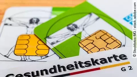 Mehrere Gesundheitskarten liegen übereinander.