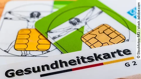 Mehrere Gesundheitskarten liegen übereinander.