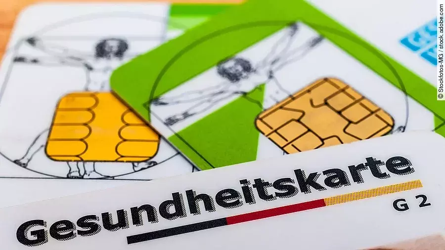 Gesundheitskarte Mehrere Gesundheitskarten liegen übereinander.