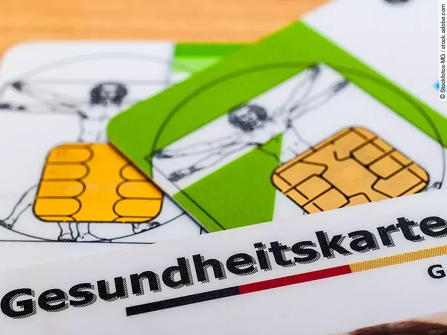 Gesundheitskarte Mehrere Gesundheitskarten liegen übereinander.