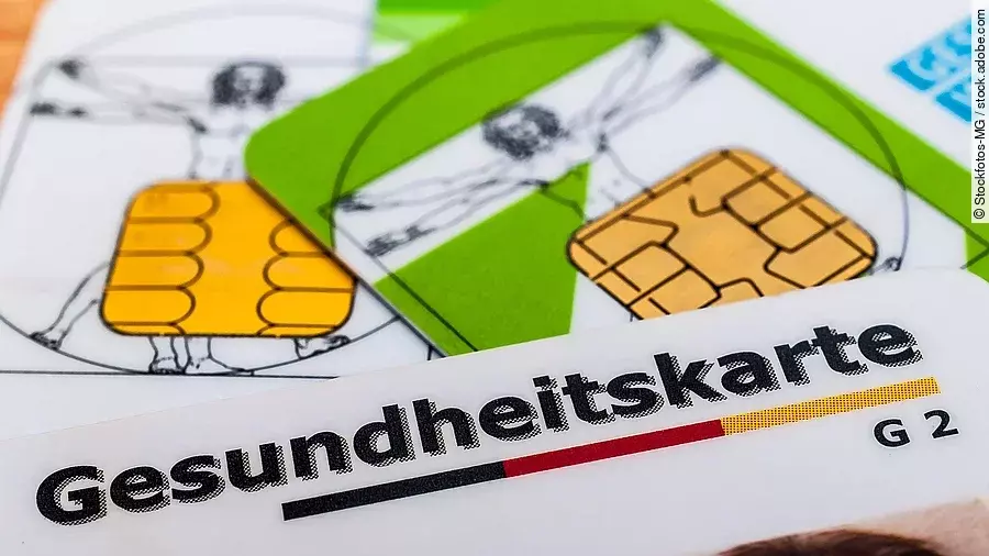 Gesundheitskarte Mehrere Gesundheitskarten liegen übereinander.