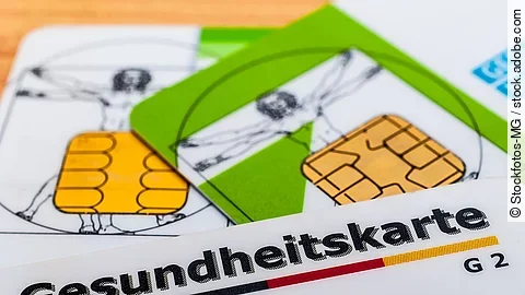 Mehrere Gesundheitskarten liegen übereinander.