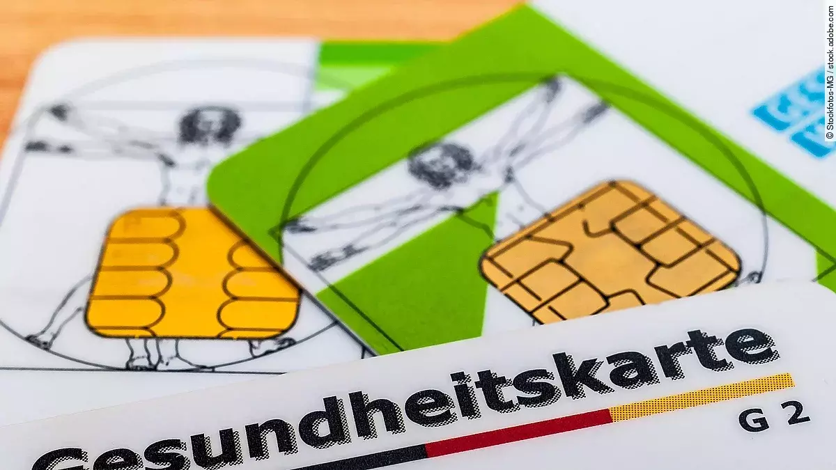 Mehrere Gesundheitskarten liegen übereinander.