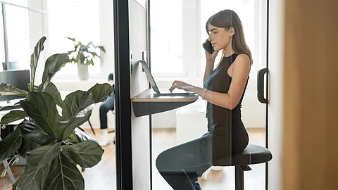 Teleradiologie Junge Frau am Notebook sitzend
