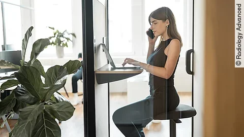 Junge Frau am Notebook sitzend