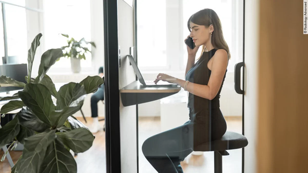 Teleradiologie Junge Frau am Notebook sitzend