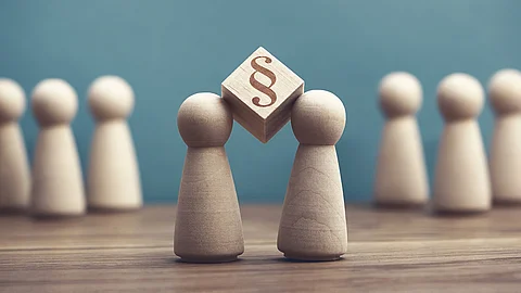 Holzfiguren mit Paragraph