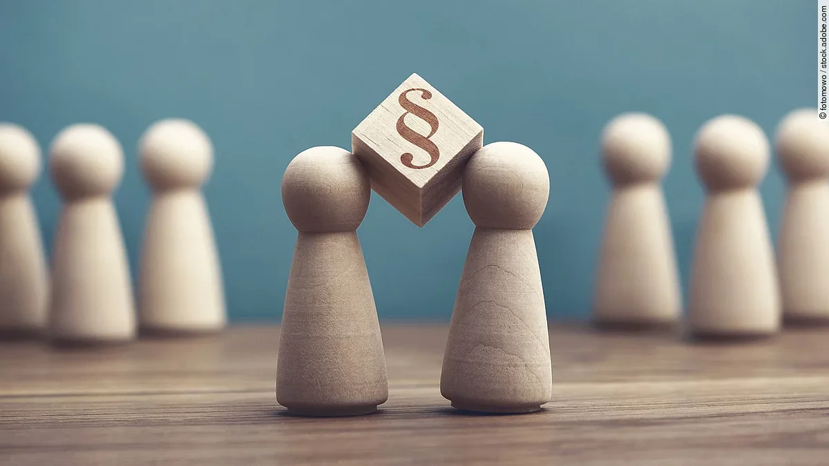 Paragraph Holzfiguren mit Paragraph