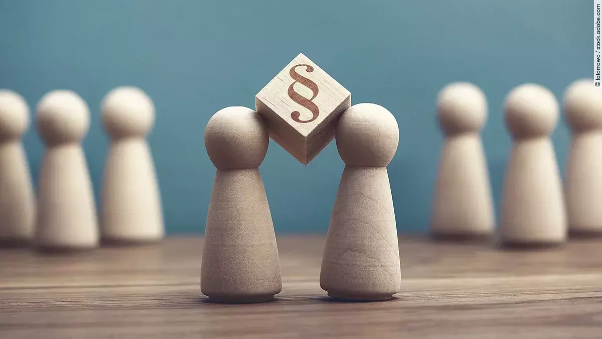 Holzfiguren mit Paragraph