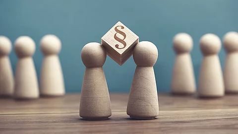 Holzfiguren mit Paragraph