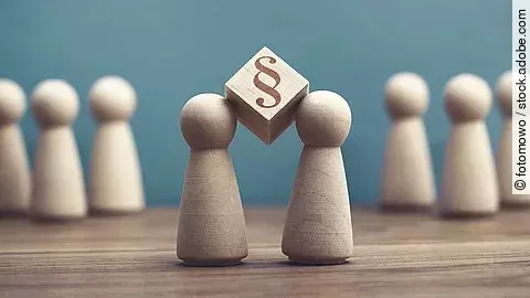 Holzfiguren mit Paragraph