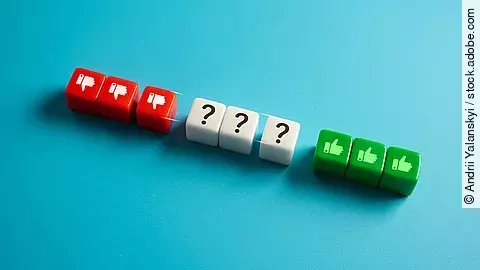 Abstimmung Daumen runter, Fragezeichen und Daumen hoch-Symbole aneinandergereiht auf roten, weißen und grünen Würfeln