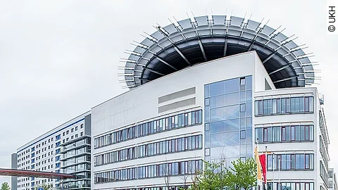 Haupteingang des Uniklinikums Halle Haupteingang des Uniklinikums Halle
