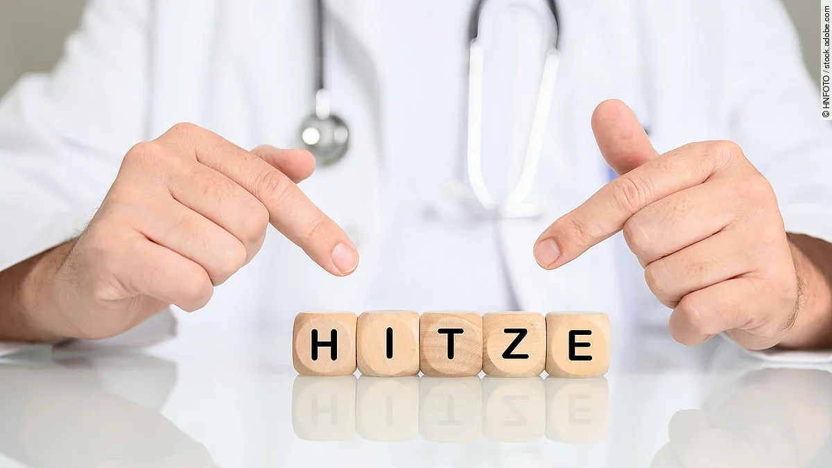 Holzwürfel, auf denen "Hitze" steht. 