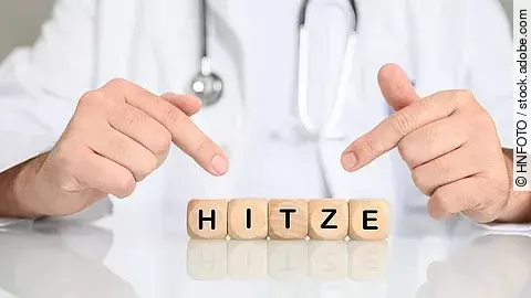 Holzwürfel, auf denen "Hitze" steht. 