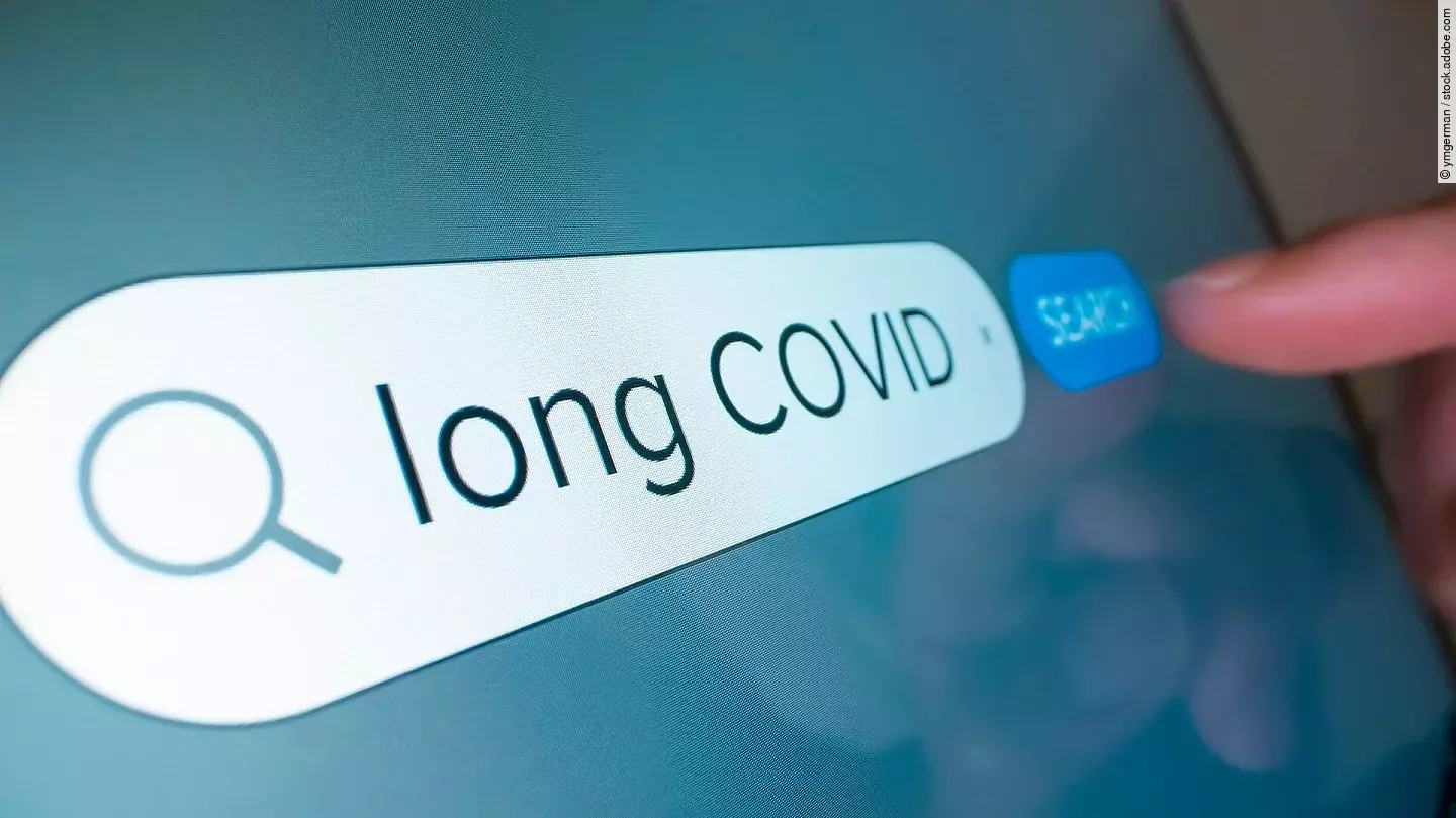 Bildschirmfoto mit Schriftzug Long Covid im Suchfeld und Zeigefinger der auf Suchen tippt