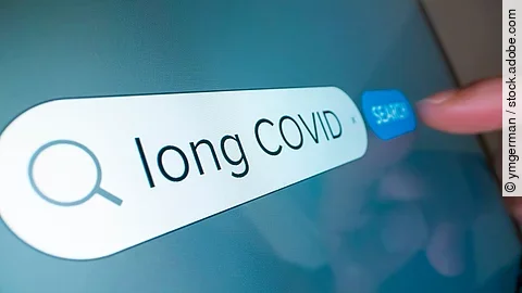 Bildschirmfoto mit Schriftzug Long Covid im Suchfeld und Zeigefinger der auf Suchen tippt