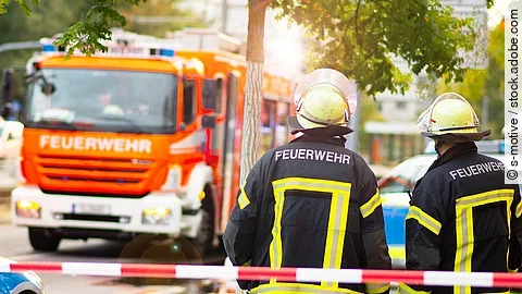 Feuerwehr und Polizei im Einsatz auf einer Straße
