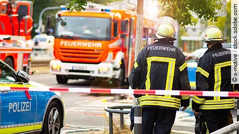 Feuerwehr und Polizei im Einsatz auf einer Straße