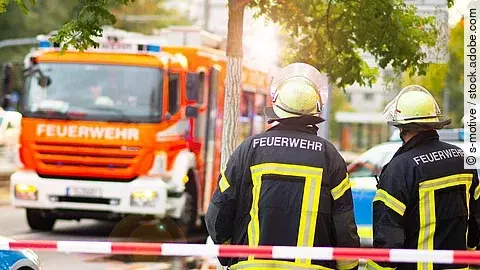 Feuerwehr und Polizei im Einsatz auf einer Straße