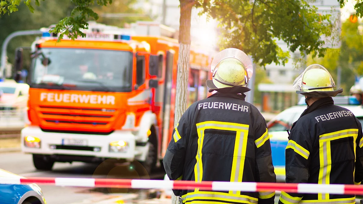Feuerwehr Feuerwehr und Polizei im Einsatz auf einer Straße