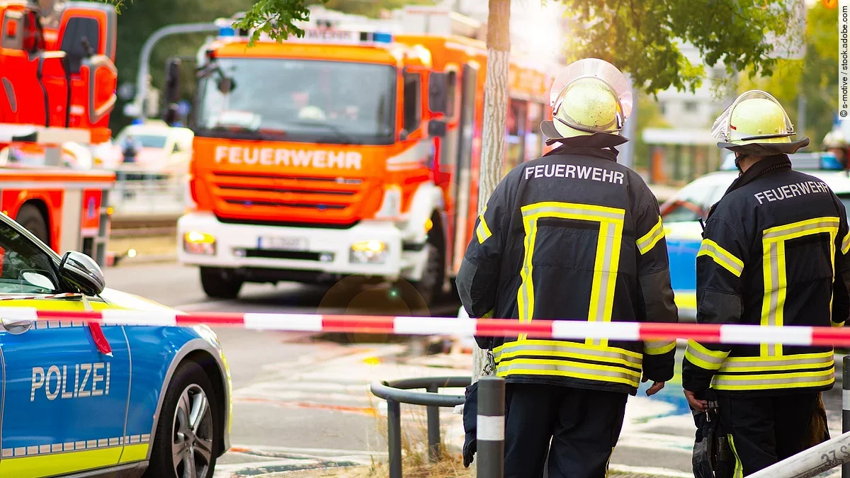 Feuerwehr und Polizei im Einsatz auf einer Straße