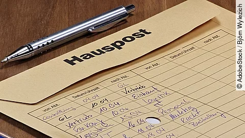 Eine Hausposttasche mit verschiedenen Adressaten.