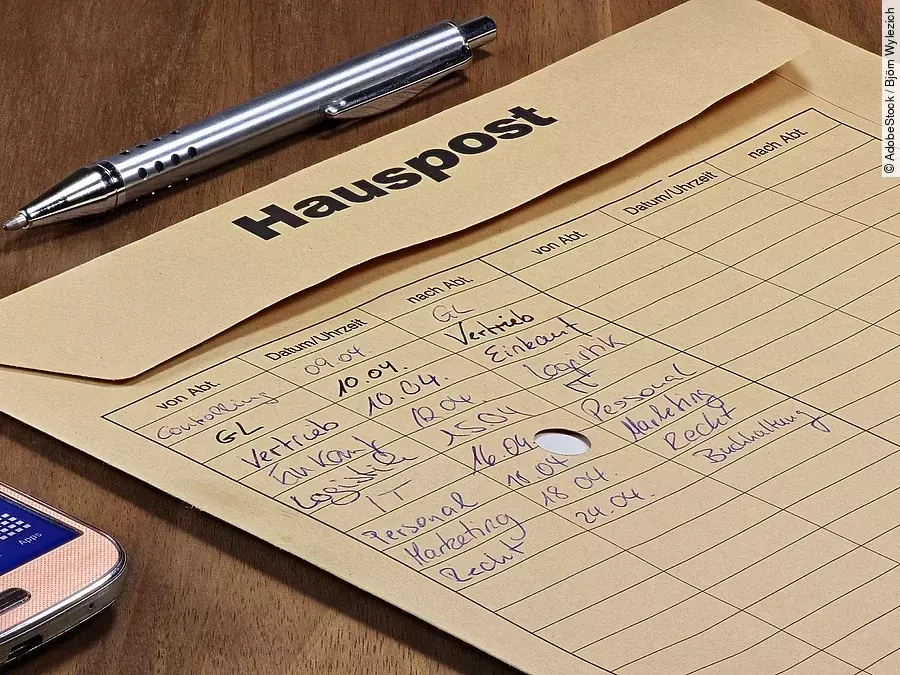 Eine Hausposttasche mit verschiedenen Adressaten.