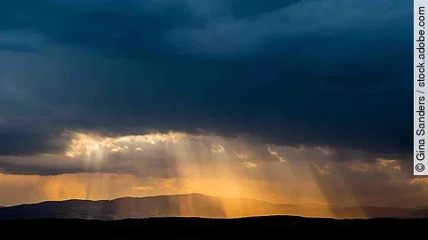 Bilanz KHZG-Projekte Sonnenstrahlen durchdringen die dichte, dunkle Wolkendecke.