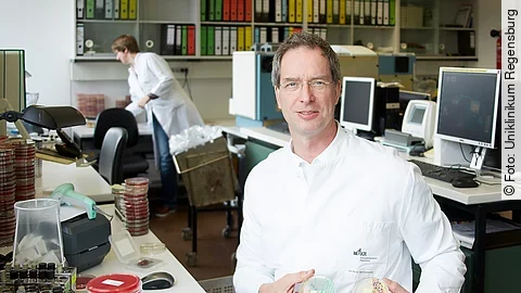 Wulf Schneider, Facharzt für Mikrobiologie und Infektionsepidemiologie sowie Facharzt für Labormedizin am UKR