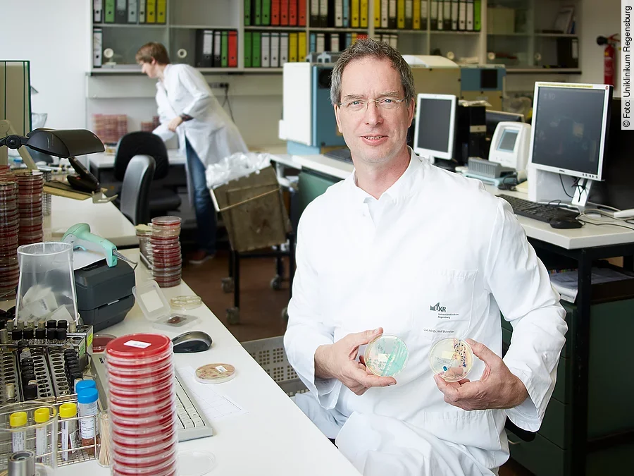 Wulf Schneider Wulf Schneider, Facharzt für Mikrobiologie und Infektionsepidemiologie sowie Facharzt für Labormedizin am UKR