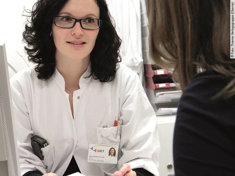 Ärztin im Gespräch mit Patientin