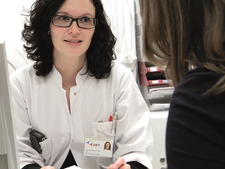 Ärztin im Gespräch mit Patientin