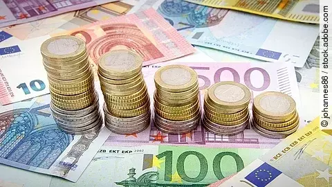 Geldscheine und Münzstapel