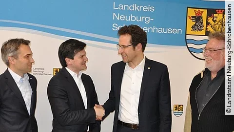 Dr. Holger Koch (2.v.l.) wird Geschäftsführer des Kreiskrankenhauses Schrobenhausen sowie des Geriatriezentrums Neuburg.