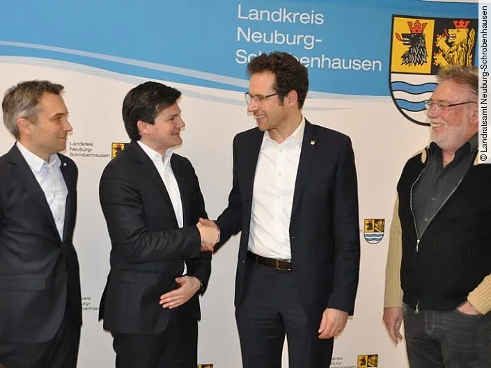 Dr. Holger Koch (2.v.l.) wird Geschäftsführer des Kreiskrankenhauses Schrobenhausen sowie des Geriatriezentrums Neuburg.