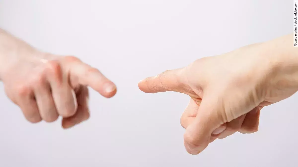 Zwei Finger zeigen gegenseitig aufeinander