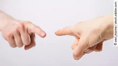 Zwei Finger zeigen gegenseitig aufeinander