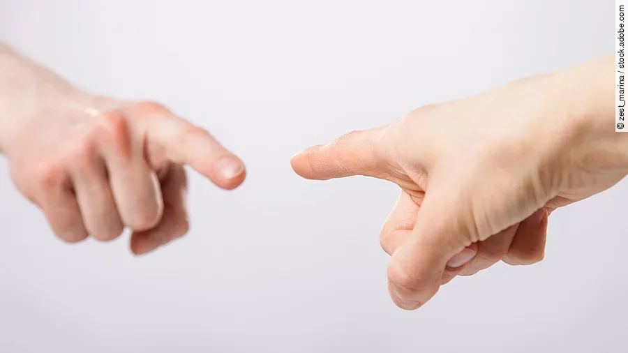 Zwei Finger zeigen gegenseitig aufeinander