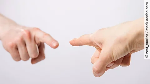 Zwei Finger zeigen gegenseitig aufeinander