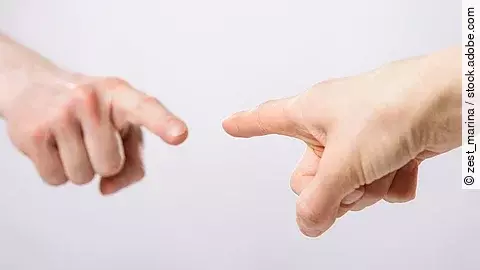 Zwei Finger zeigen gegenseitig aufeinander