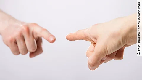 Zwei Finger zeigen gegenseitig aufeinander
